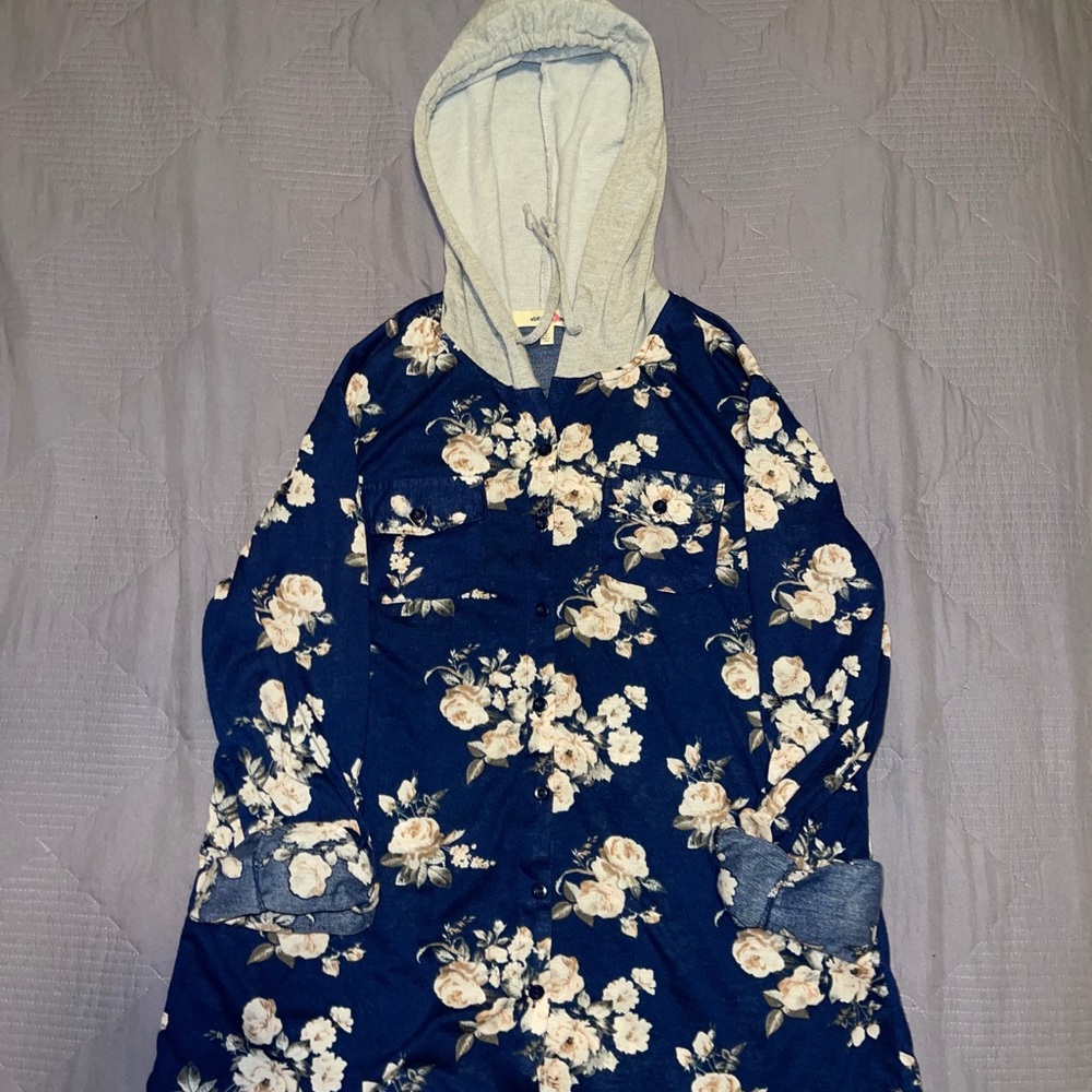 A cuffed sleeve hooded shirt